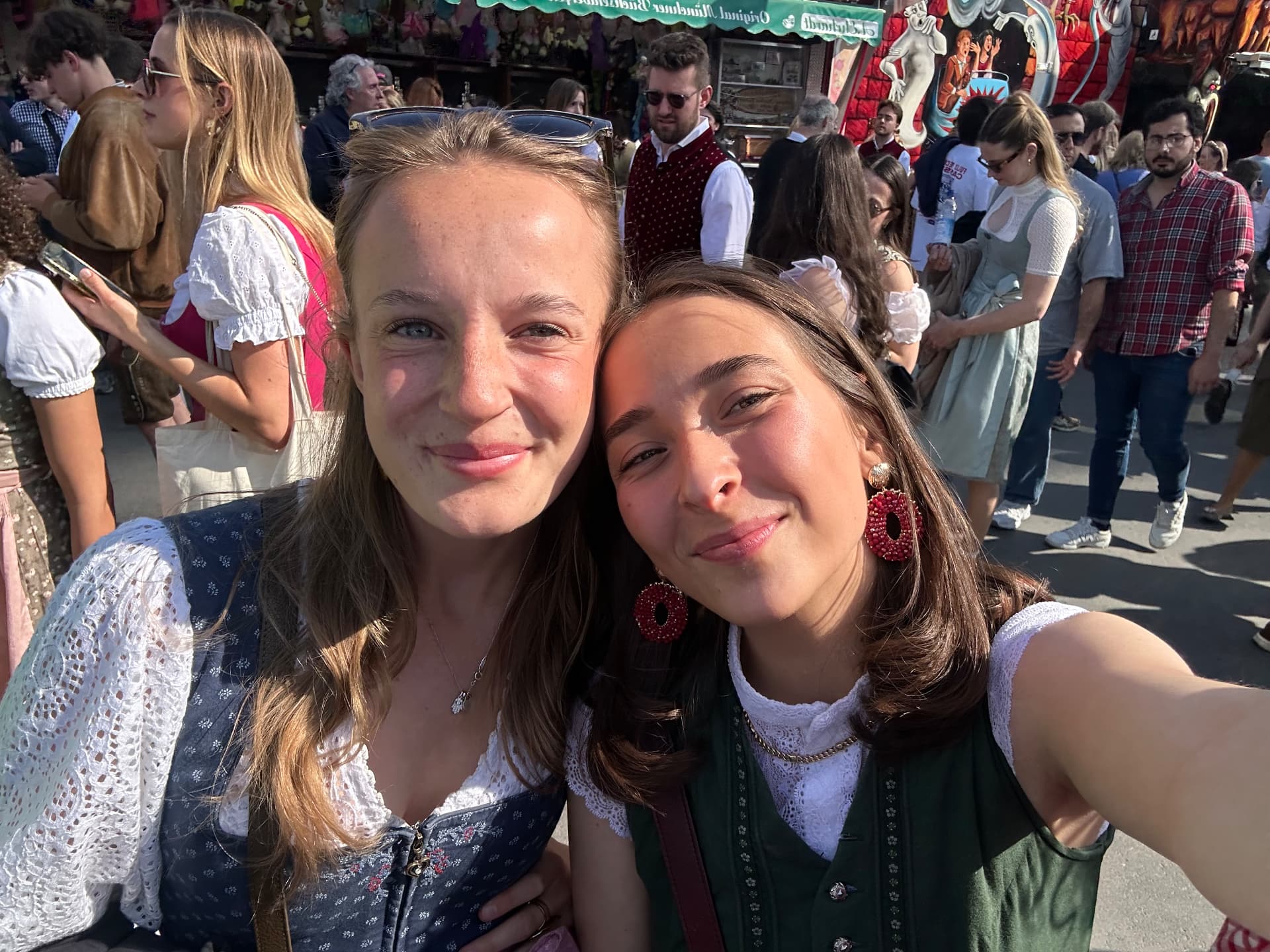 Yara and Lea, the two founders of Malin Marie, taking a selfie together